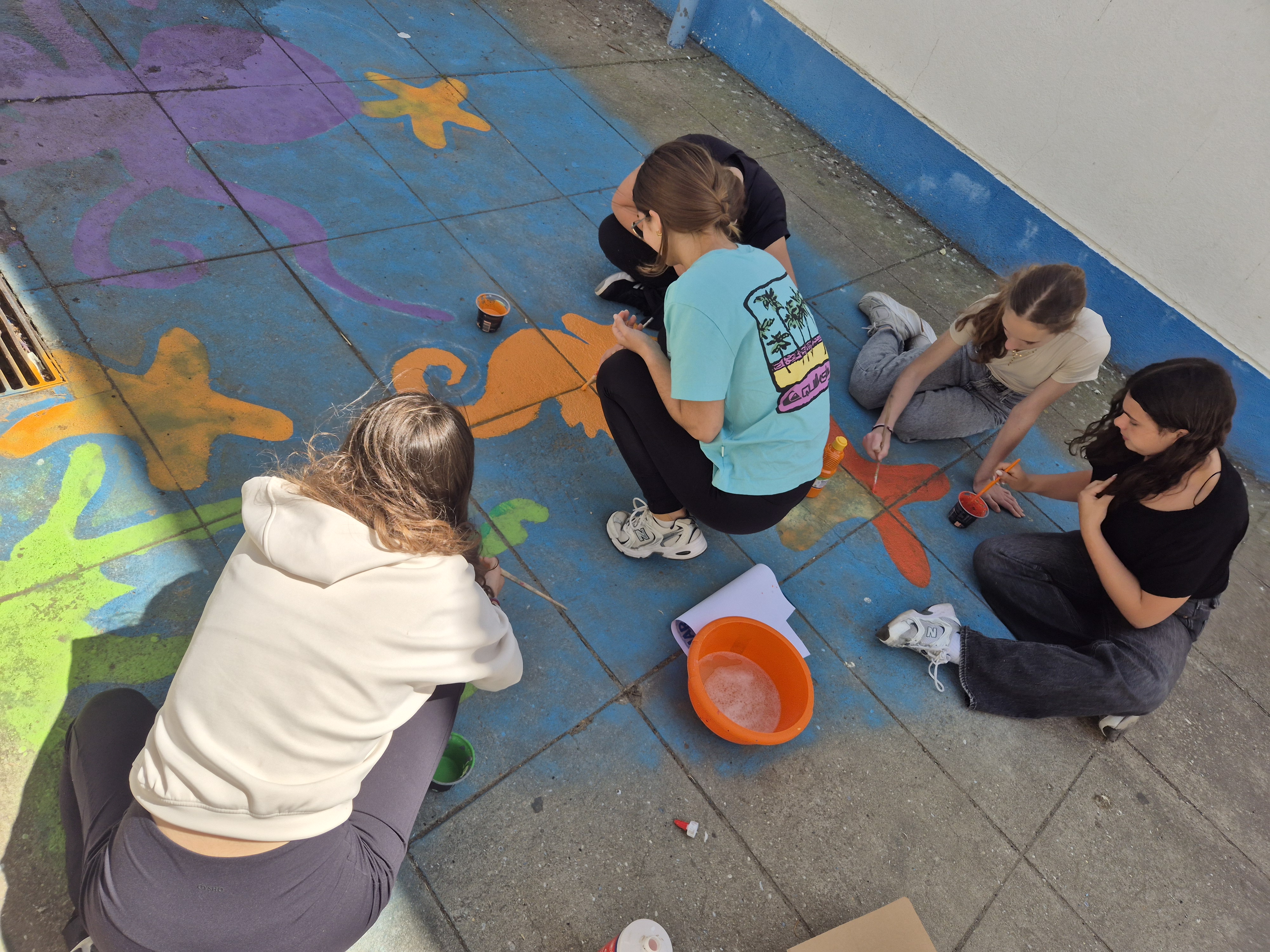 Pintar para cuidar<br />
Alunos durante a execução da pintura, aplicando cor e pormenores nos elementos que compõem o fundo marinho.