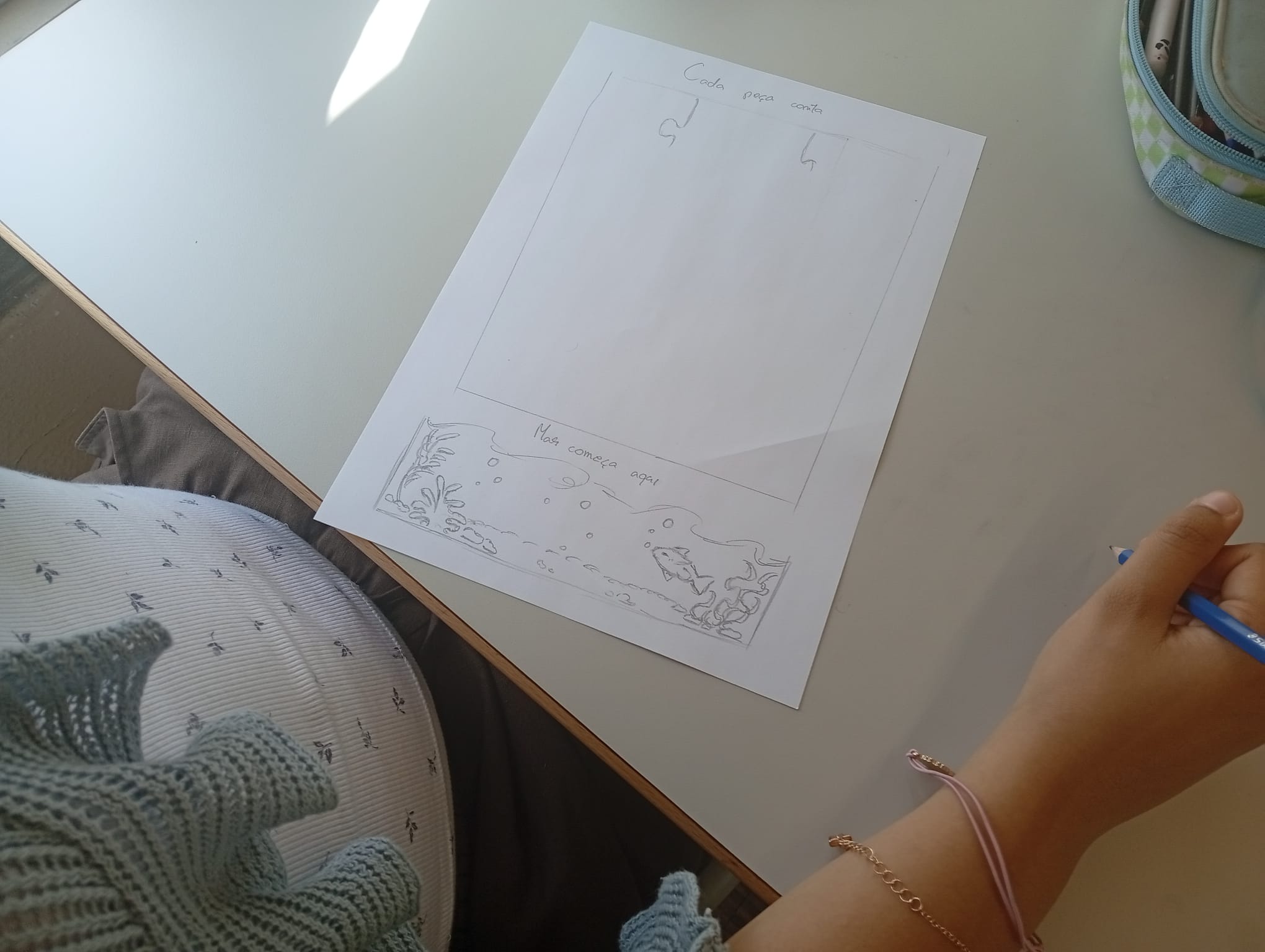 Aluna a elaborar o esboço inicial do desenho da pintura.