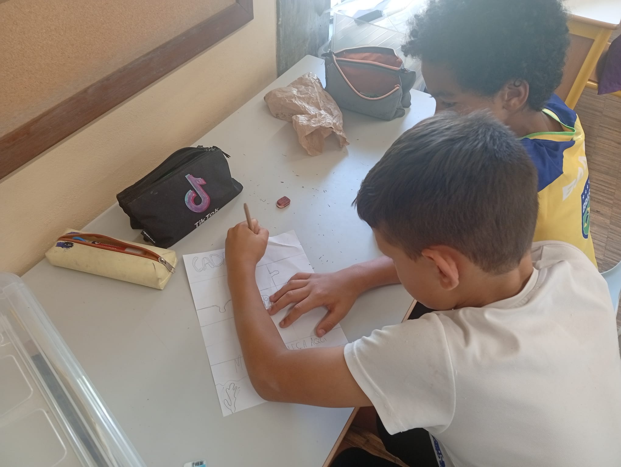 Alunos a desenvolver as propostas de desenho para a intervenção.