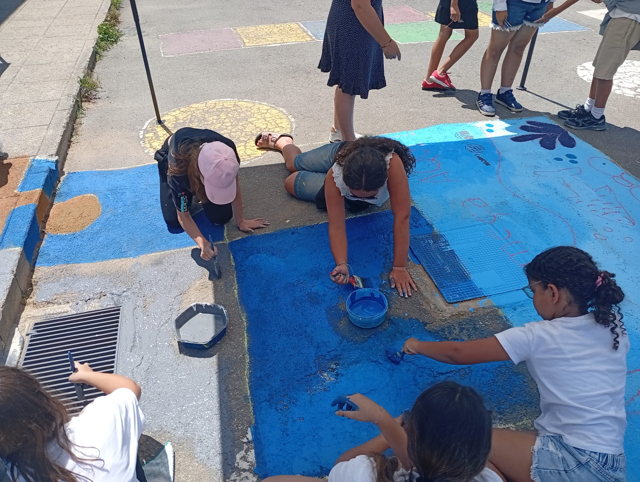 Alunos envolvidos na pintura.