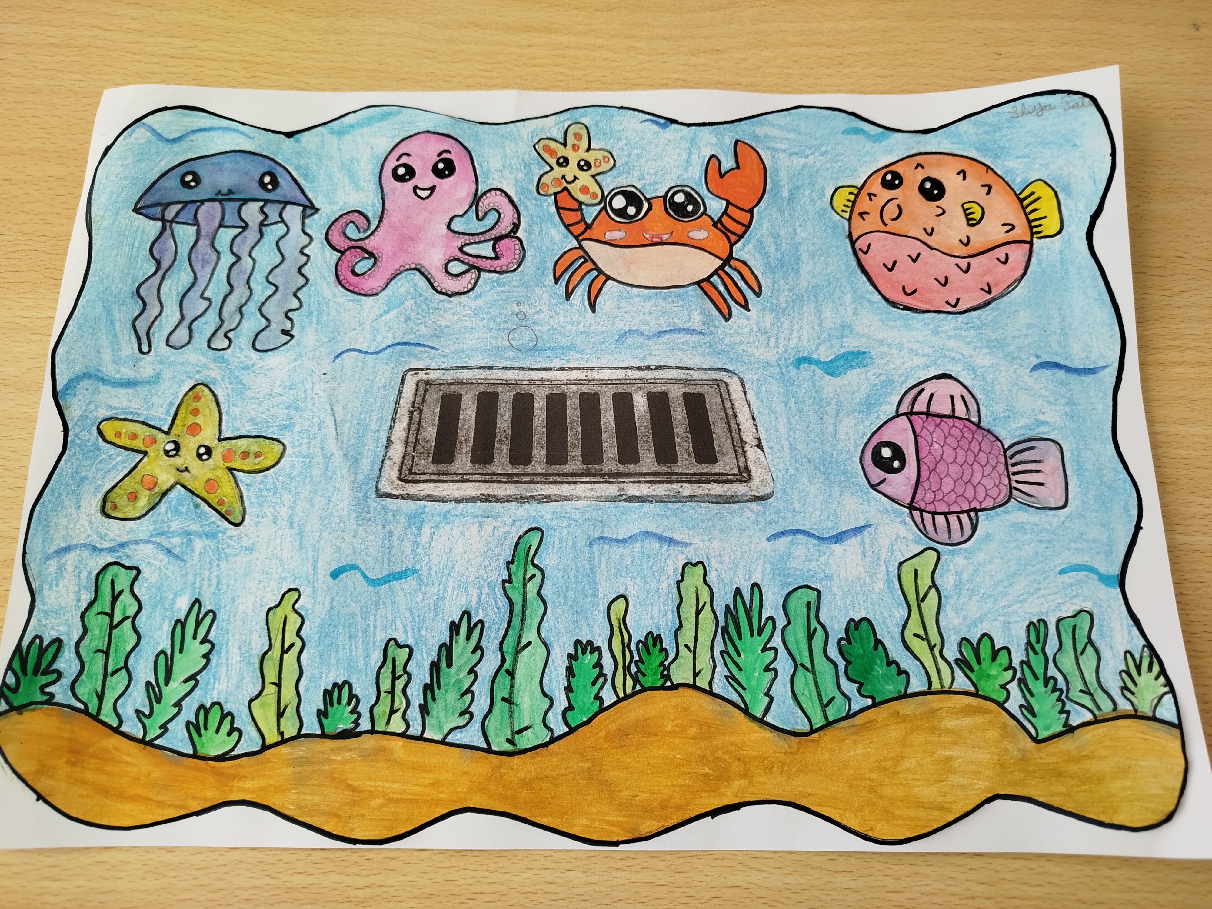 Desenho realizado por aluna de PLNM, do 4º Ano de escolaridade. <br />
A escolha deste desenho decorreu de uma votação de todos os alunos da escola.<br />
Cada aluno realizou o seu trabalho, foram expostos os trabalhos de cada turma junto a cada sala de aula.<br />
Toda