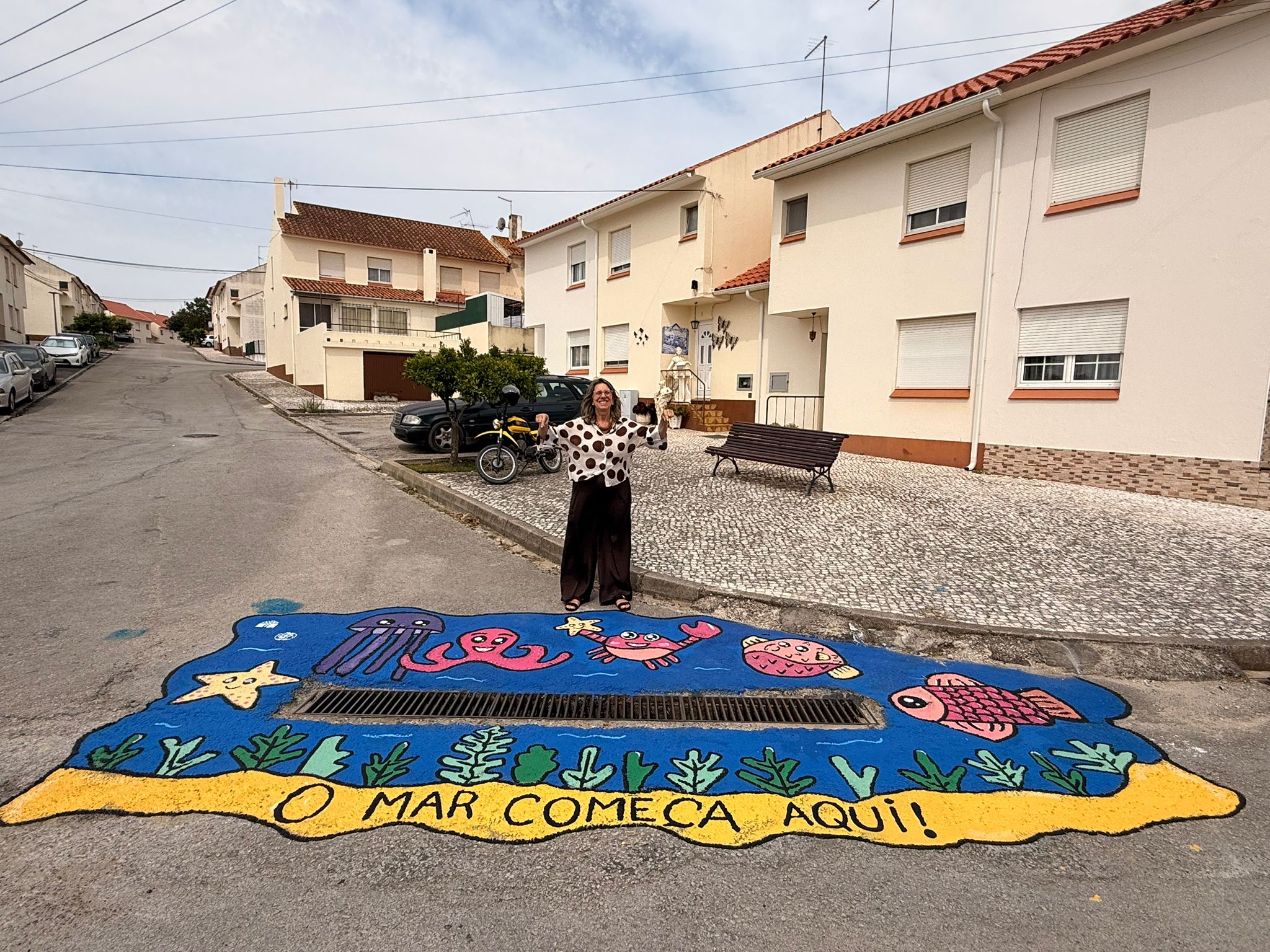 A Coordenadora da Eco-Escola junto à pintura