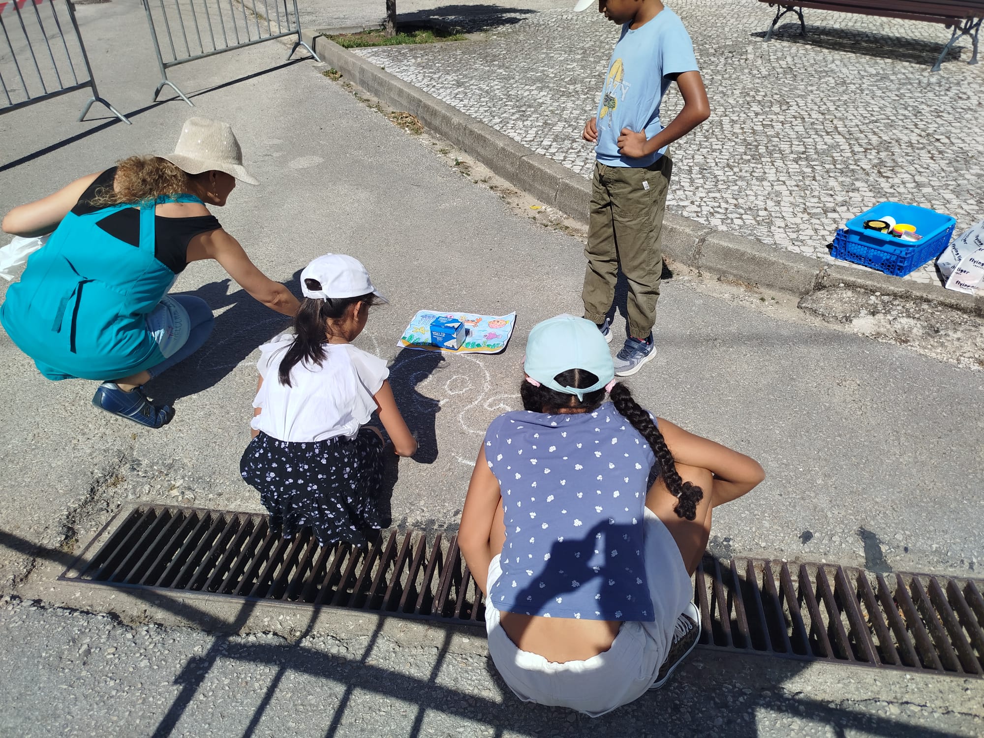 Desenho da imagem pela autora do desenho escolhido pela escola, acompanhada por uma docente.