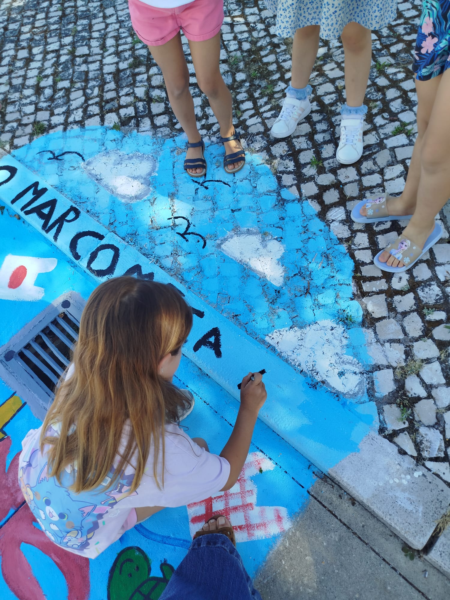 outras desenharam lixo marinho