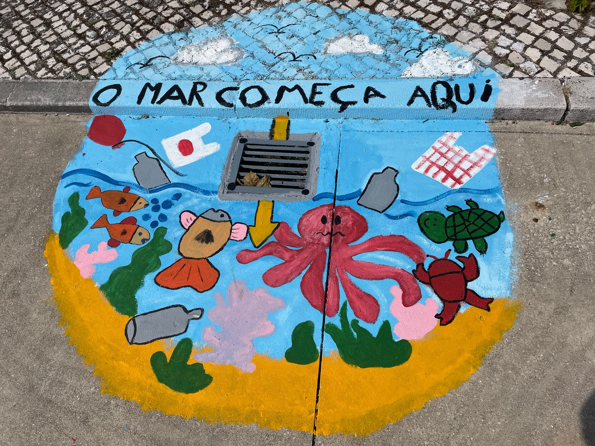 O Mar começa aqui. no recreio do Ji do Gaio. Trabalho colaborativo entre as crianças de várias idades promovendo o trabalho de cooperação e o desenvolvimento da motricidade fina, assim como a aquisição de valores de proteção ambiental.