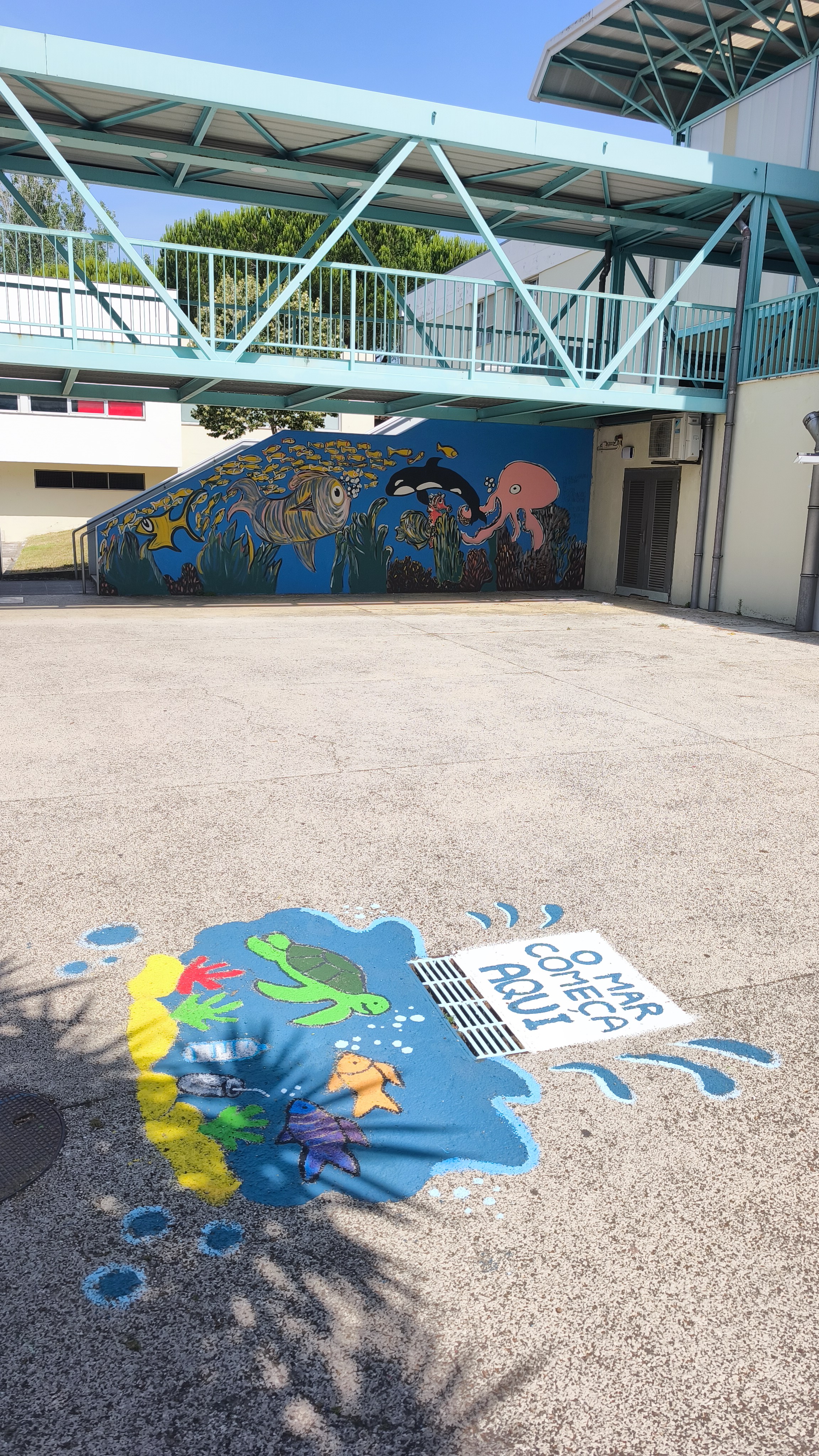 Localização da sarjeta próximo do mural do mar