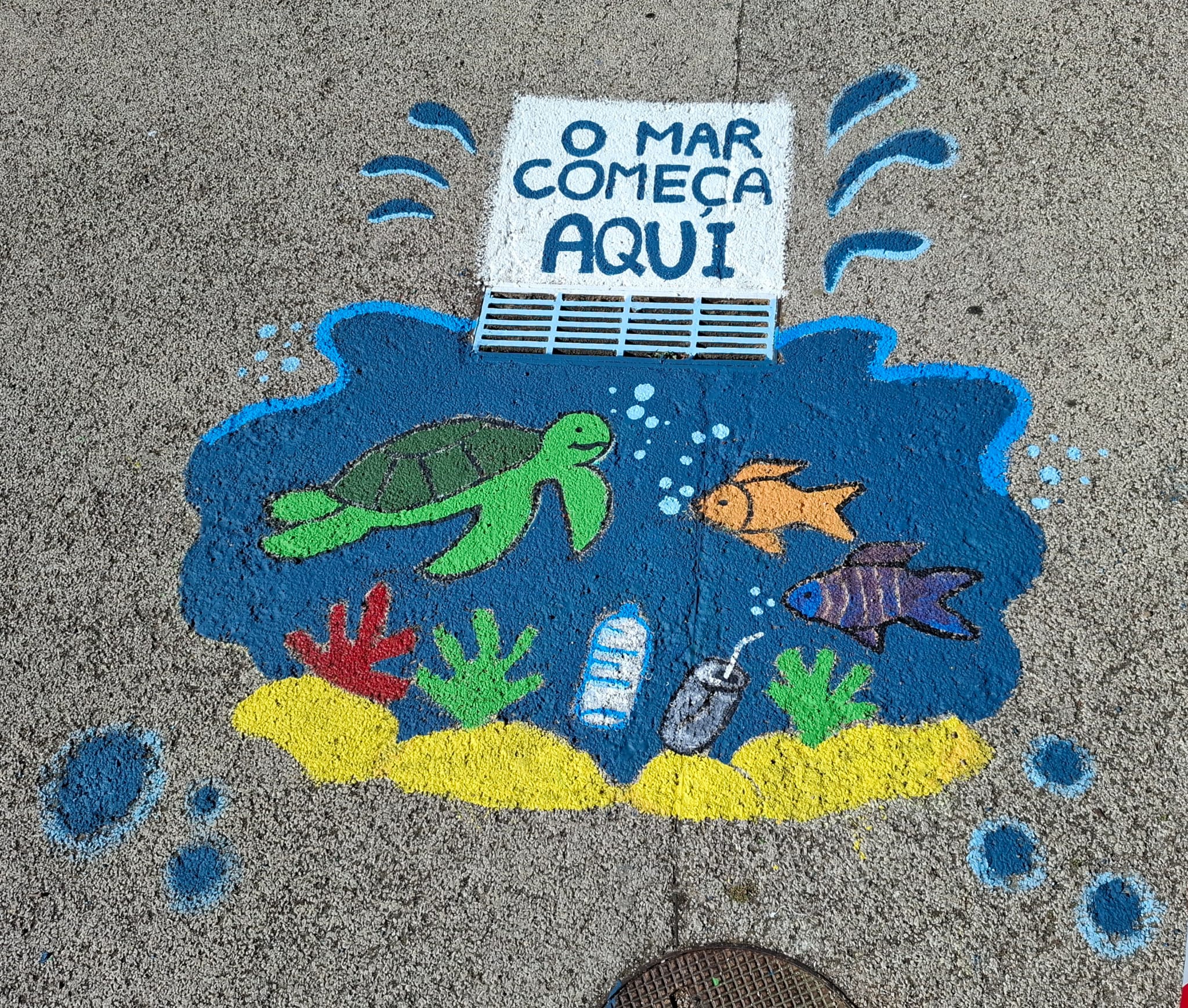 Sarjeta com a pintura finalizada - O Mar começa aqui