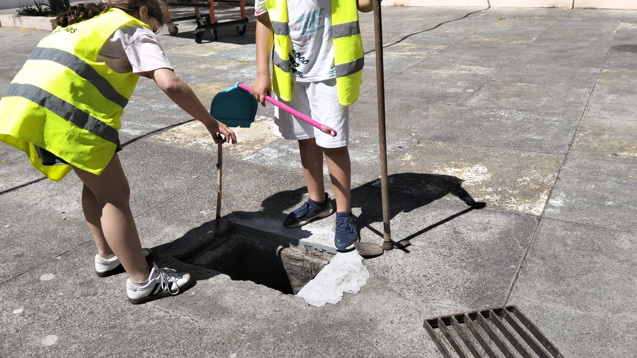 A foto representa a limpeza das sarjetas.