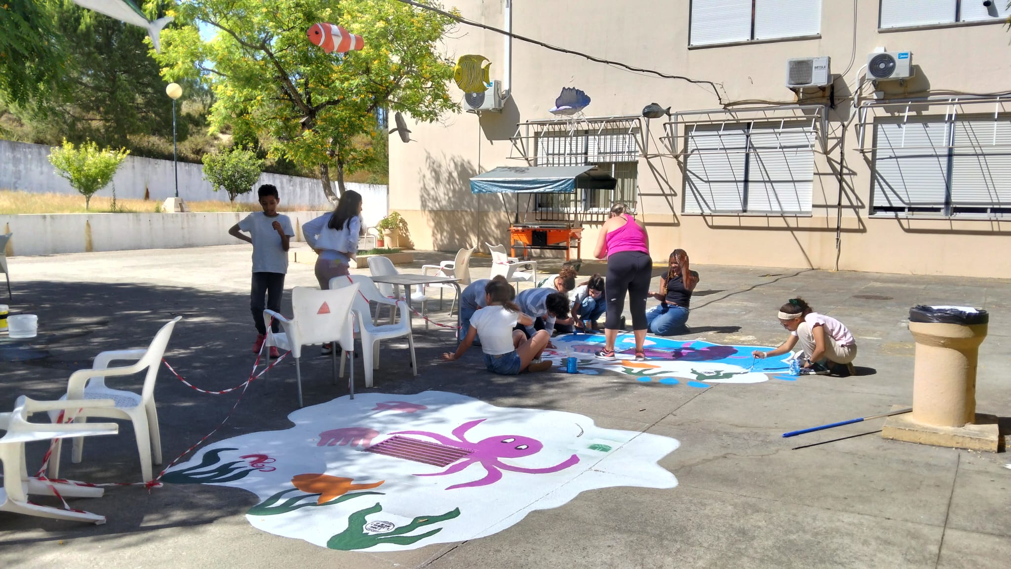 A foto representa a pintura das sarjetas em fase de enchimento da cor azul.