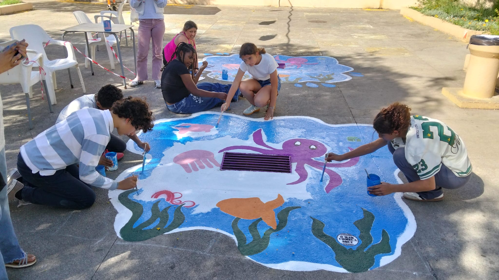 A foto representa o trabalho de pintura em fase quase de conclusão.