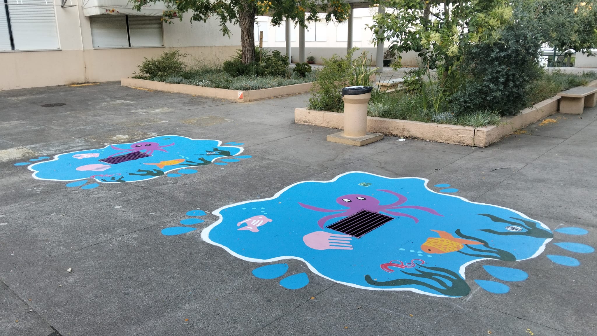 A foto representa duas das três sarjetas pintadas em espaço escolar.