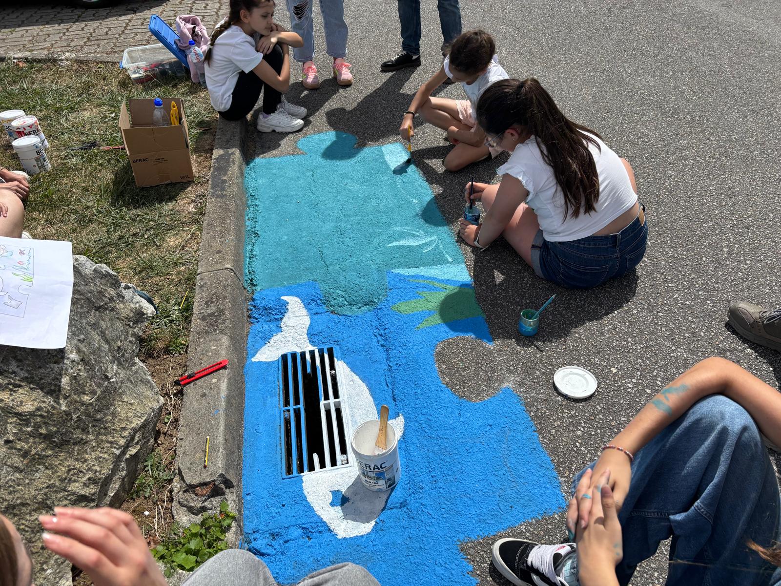 Pintura da sarjeta fora da escola