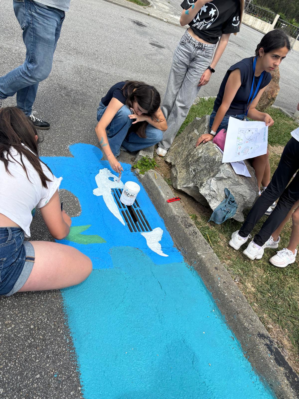 Pintura da sarjeta fora da escola