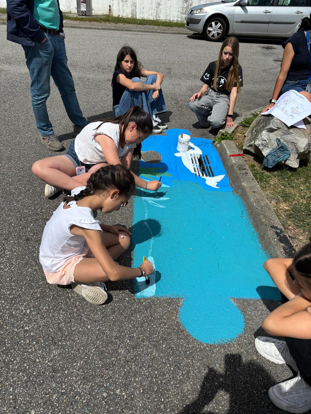 Pintura da sarjeta fora da escola