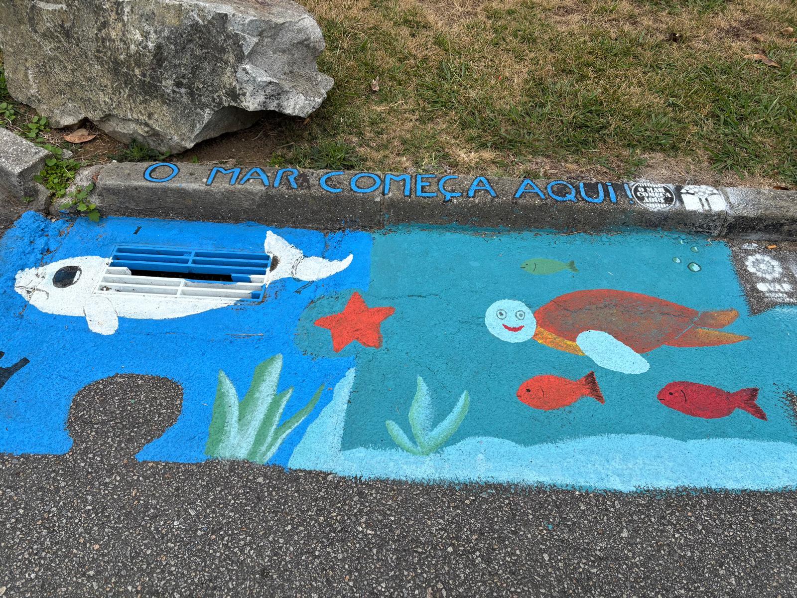 Sarjeta pintada fora da escola.