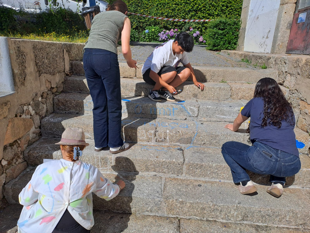 Inicio da pintura pelos nossos alunos. As tintas foram oferecidas pela Câmara Municipal de Santo Tirso. As tintas usadas são ecológicas degradando-se naturalmente com o tempo.